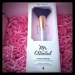 💞Too Faced "Mr. Chiseled" Contouring Brush